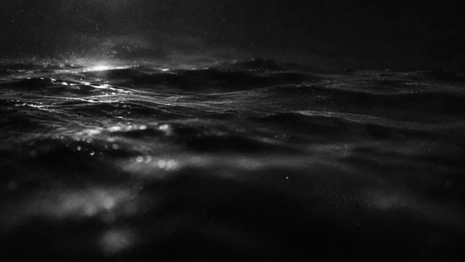 夜の海面。長時間露光で、うねりが柔らかい帯になっている